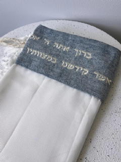 טלית עם עטרה מבד סרוג בגוון תכלת