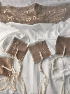 טלית עם עטרה וכנפות בתפירה אישית גוון בז