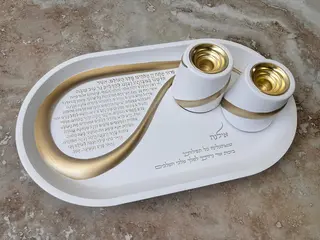 מעמד נרות מפוליריזן בטון לבן