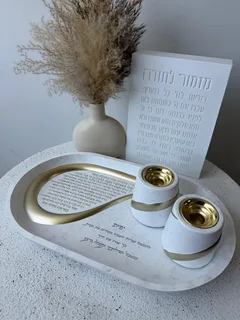 מעמד נרות מפוליריזן בטון לבן-שיש